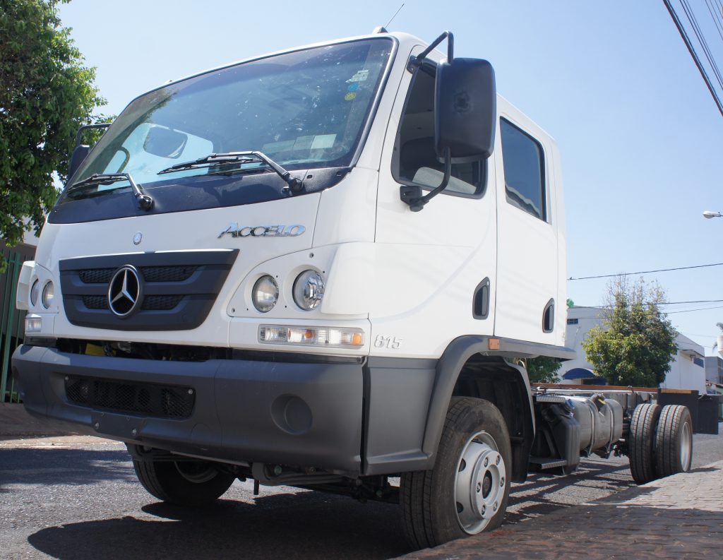 Mercedes Accelo 815 cabine dupla - Mascarello Cabines